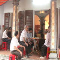 Ngoài hiên nhà thờ